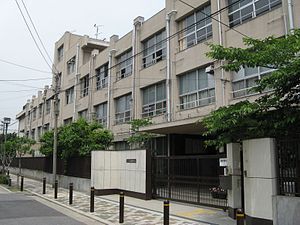 大阪市西成区玉出東１丁目の新築一戸建(大阪市立玉出中学校)