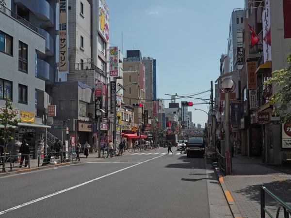 グローベル新大久保マスターズゲート(新大久保駅-大久保駅間の街並み)