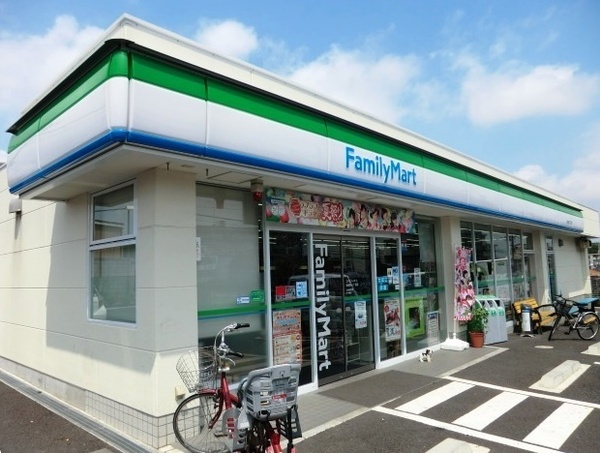 エンゼルハイム浦和中尾(ファミリーマート東浦和三丁目店)
