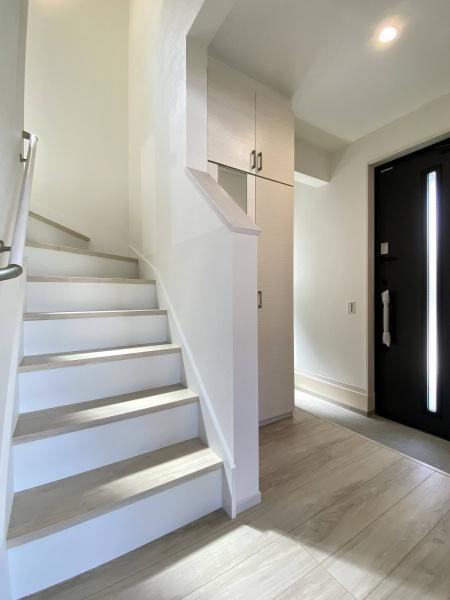 KIS青梅市新町6期全3棟1号棟(玄関)