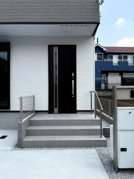 リナージュあきる野草花24-2期全3棟2号棟(玄関)