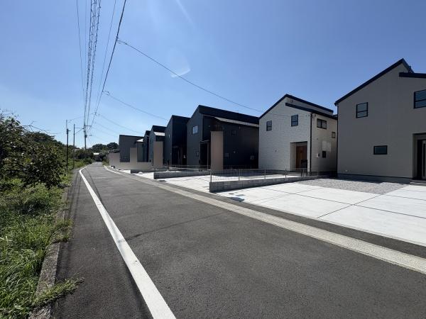 リーブルガーデン青梅長淵第4全7棟 6号棟(前面道路含む現地写真)