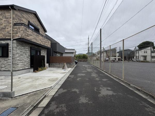青梅市千ヶ瀬町3丁目の中古一戸建て(前面道路含む現地写真)
