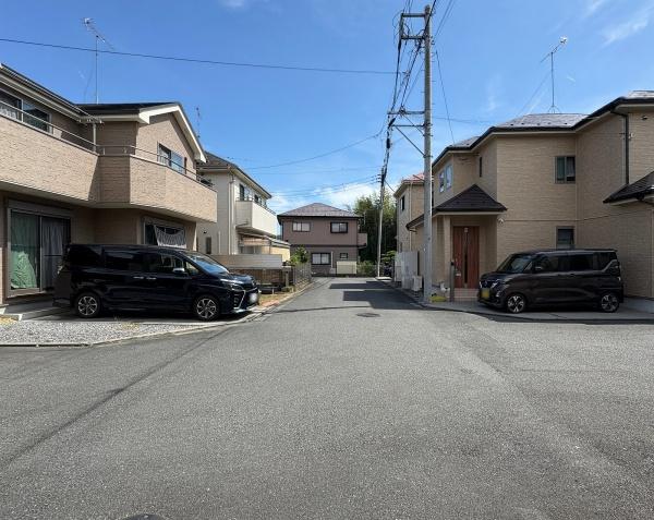 あきる野市牛沼の中古一戸建て(前面道路含む現地写真)