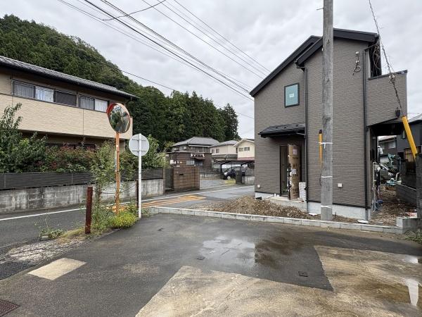 リナージュあきる野三内第1期全3棟1号棟(前面道路含む現地写真)