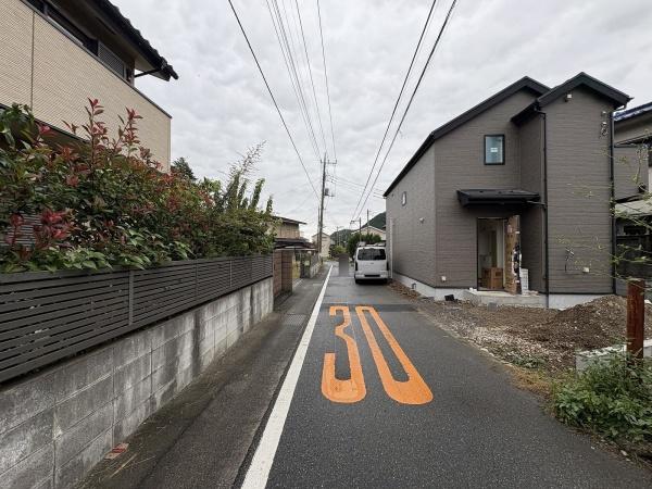 リナージュあきる野三内第1期全3棟1号棟(前面道路含む現地写真)