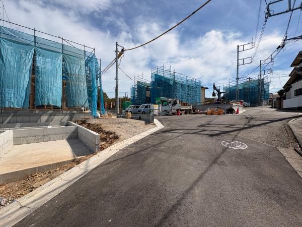 リーブルガーデンあきる野瀬戸岡第4期全9棟8号棟(前面道路含む現地写真)