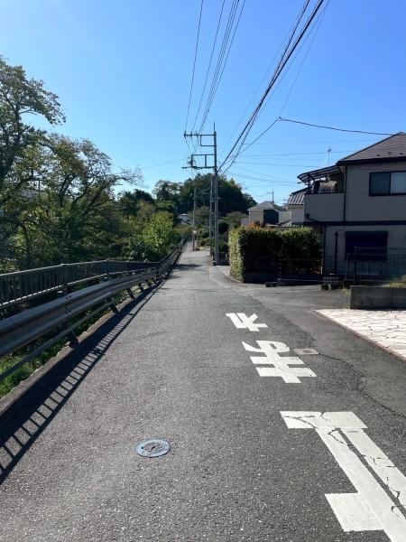 青梅市野上町1丁目の中古一戸建て(前面道路含む現地写真)