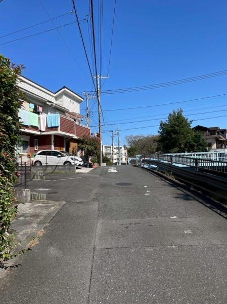 青梅市野上町1丁目の中古一戸建て(前面道路含む現地写真)