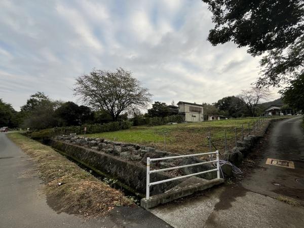 青梅市富岡2丁目の中古一戸建て(前面道路含む現地写真)