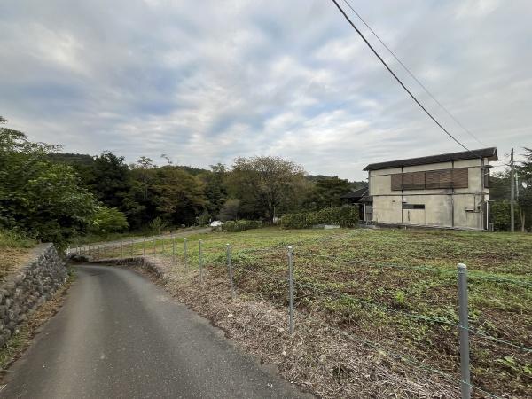 青梅市富岡2丁目の中古一戸建て(前面道路含む現地写真)