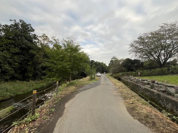 青梅市富岡2丁目の中古一戸建て(前面道路含む現地写真)