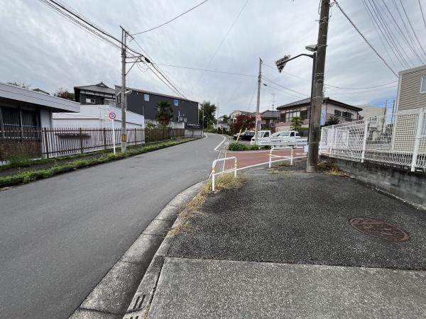 あきる野市平沢の中古一戸建て(前面道路含む現地写真)