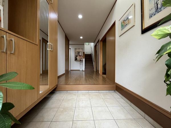 あきる野市平沢の中古一戸建て(玄関)