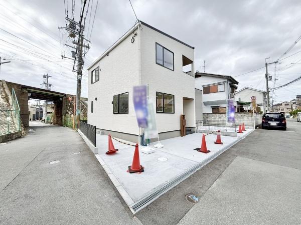 高槻市津之江北町の新築一戸建(前面道路含む現地写真)