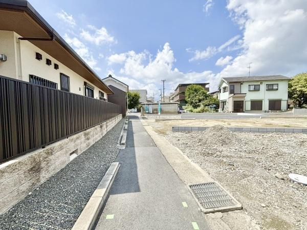 高槻市氷室町2丁目の新築一戸建(前面道路含む現地写真)