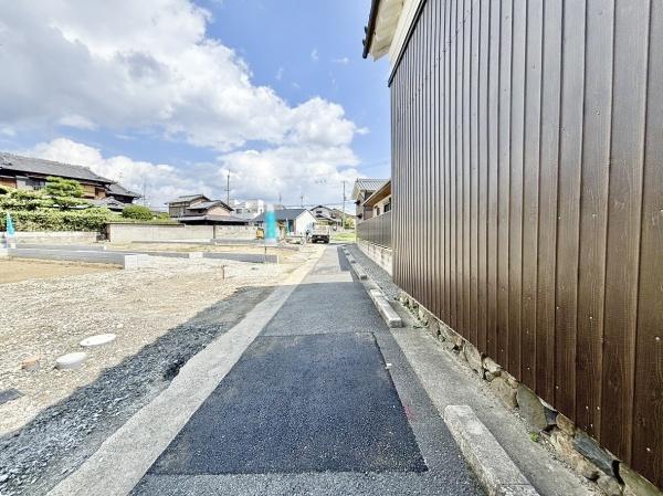 高槻市氷室町2丁目の新築一戸建(前面道路含む現地写真)