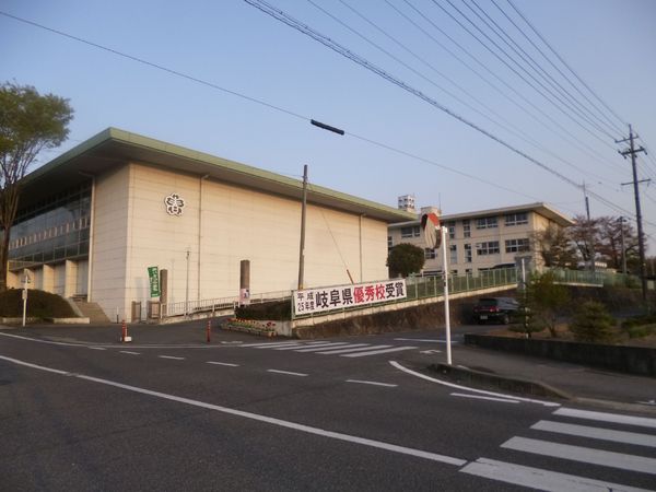 可児市塩の土地(可児市立春里小学校)