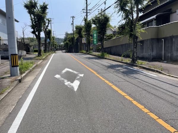岡崎市市場町字神山の中古一戸建て(前面道路含む現地写真)