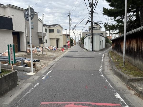 岡崎市矢作町 全3棟・2号棟(前面道路含む現地写真)