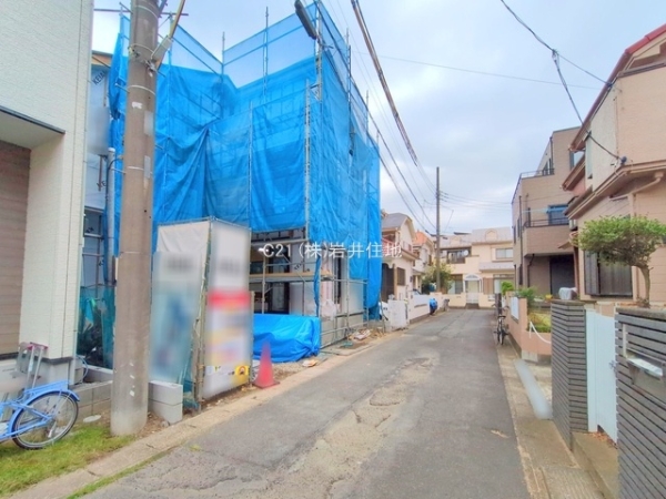 越谷市赤山町2丁目の新築一戸建(前面道路含む現地写真)