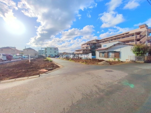 越谷市瓦曽根2丁目の新築一戸建(前面道路含む現地写真)