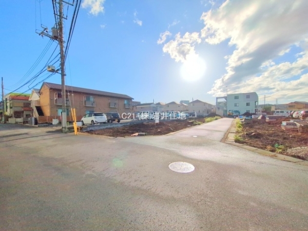 越谷市瓦曽根2丁目の新築一戸建(前面道路含む現地写真)