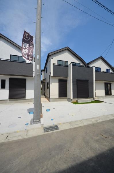 越谷市新築建て駐車場２台可　D