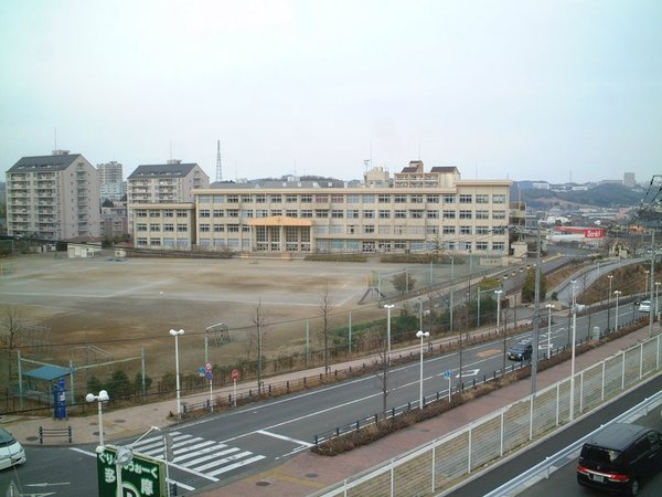 長池公園せせらぎ通り北(八王子市立別所小学校)