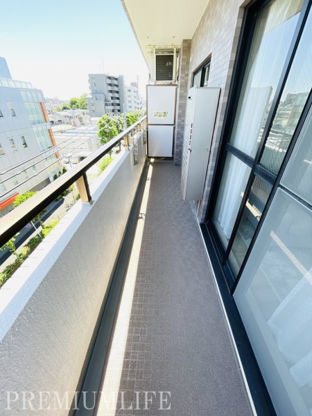 その他
大きな窓から自然光が広がる、開放感と明る