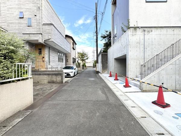 川崎市多摩区三田3丁目の新築一戸建(前面道路含む現地写真)