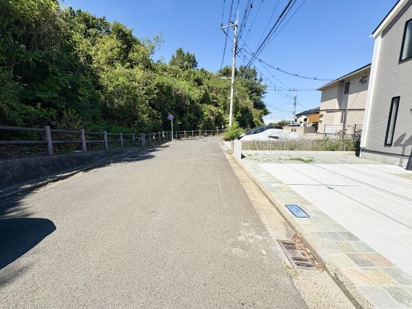 川崎市麻生区栗木3丁目の新築一戸建(前面道路含む現地写真)