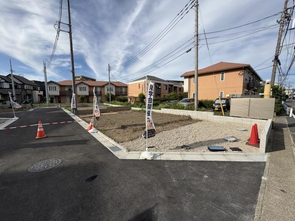 稲城市東長沼新築戸建1号棟(前面道路含む現地写真)