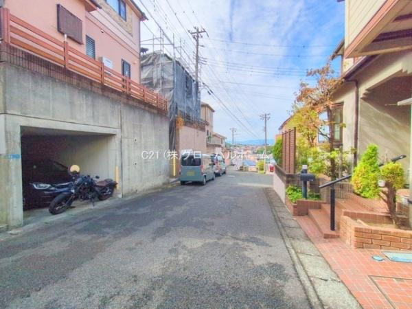 川崎市麻生区細山6丁目の中古一戸建て(前面道路含む現地写真)