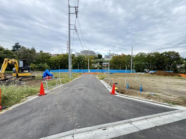 稲城市若葉台1丁目新築戸建4号棟(前面道路含む現地写真)