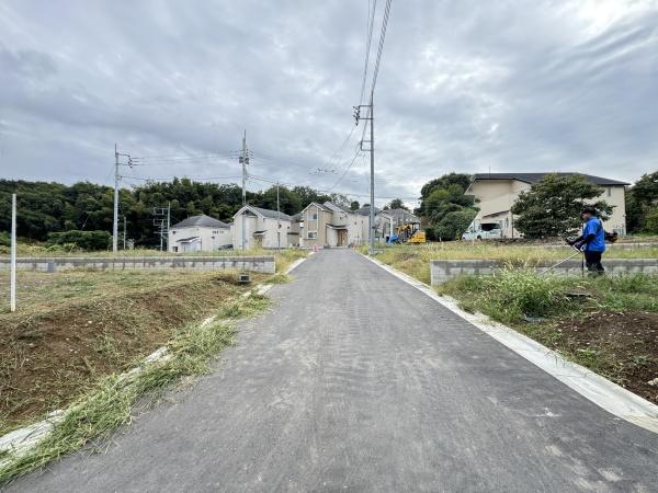 稲城市若葉台1丁目新築戸建6号棟(前面道路含む現地写真)