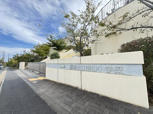 稲城市東長沼　新築戸建　２号棟　太陽光　３台駐車可(稲城市立南山小学校)