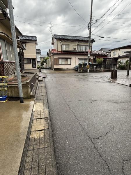 福井市高柳町の中古一戸建て(前面道路含む現地写真)