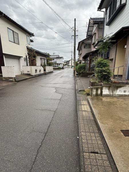 福井市高柳町の中古一戸建て(前面道路含む現地写真)
