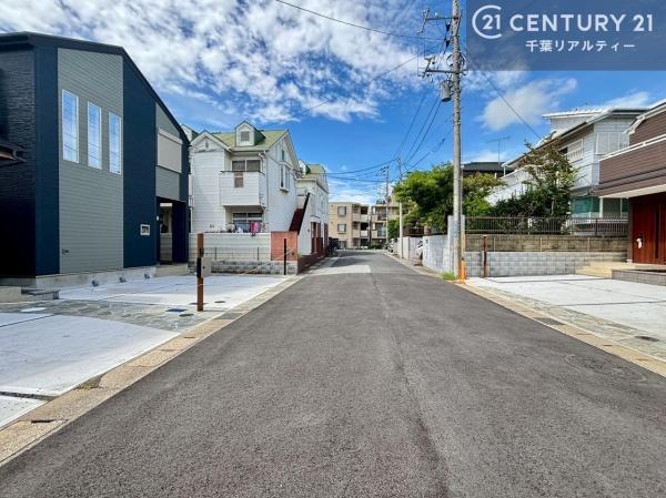千葉市花見川区朝日ケ丘3丁目 1号棟(前面道路含む現地写真)