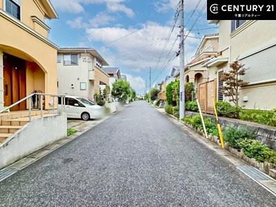 佐倉市西ユーカリが丘1丁目の中古一戸建て(前面道路含む現地写真)