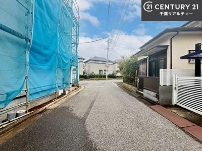 八千代市八千代台北11丁目 1号棟(前面道路含む現地写真)