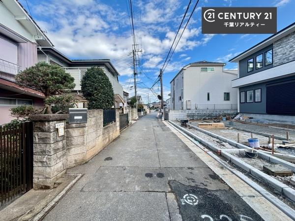 千葉市中央区仁戸名町の新築一戸建(前面道路含む現地写真)