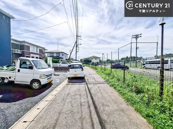 四街道市栗山 2号棟(前面道路含む現地写真)