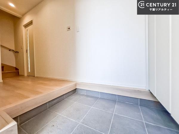 四街道市栗山 1号棟(玄関)