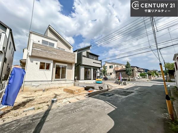 四街道市旭ケ丘4丁目 1号棟(前面道路含む現地写真)