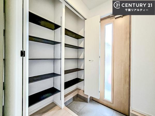 成田市玉造2丁目 1号棟(玄関)