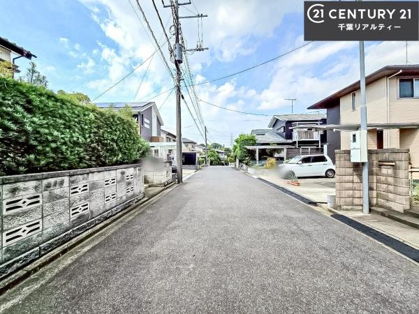 成田市玉造2丁目 1号棟(前面道路含む現地写真)