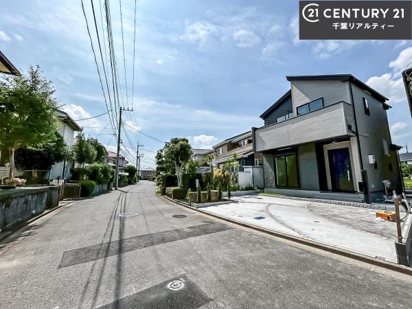 グラファーレ成田市玉造6丁目 1号棟(前面道路含む現地写真)