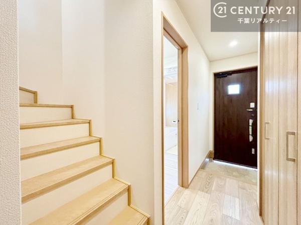 千葉市美浜区磯辺1丁目 B号棟(玄関)